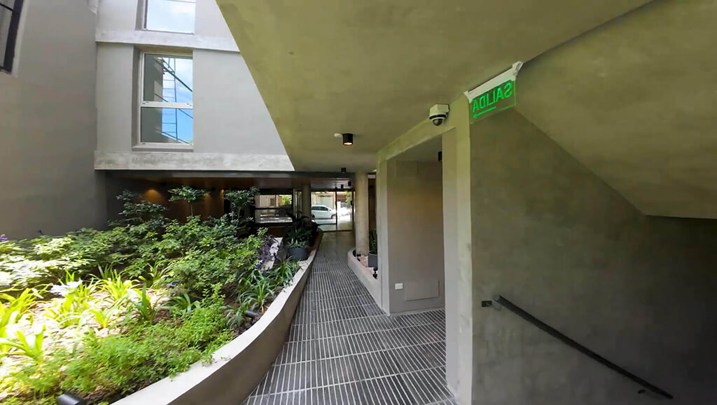 Piscina con deck de madera