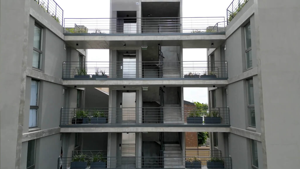 Lobby con doble altura y esculturas