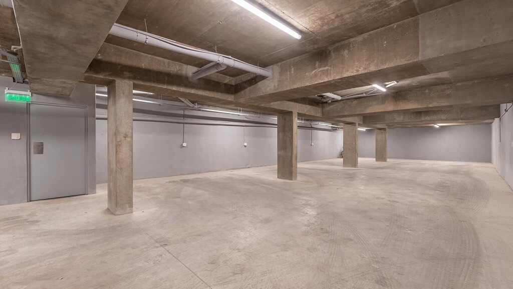 Comedor con doble altura y lámparas colgantes